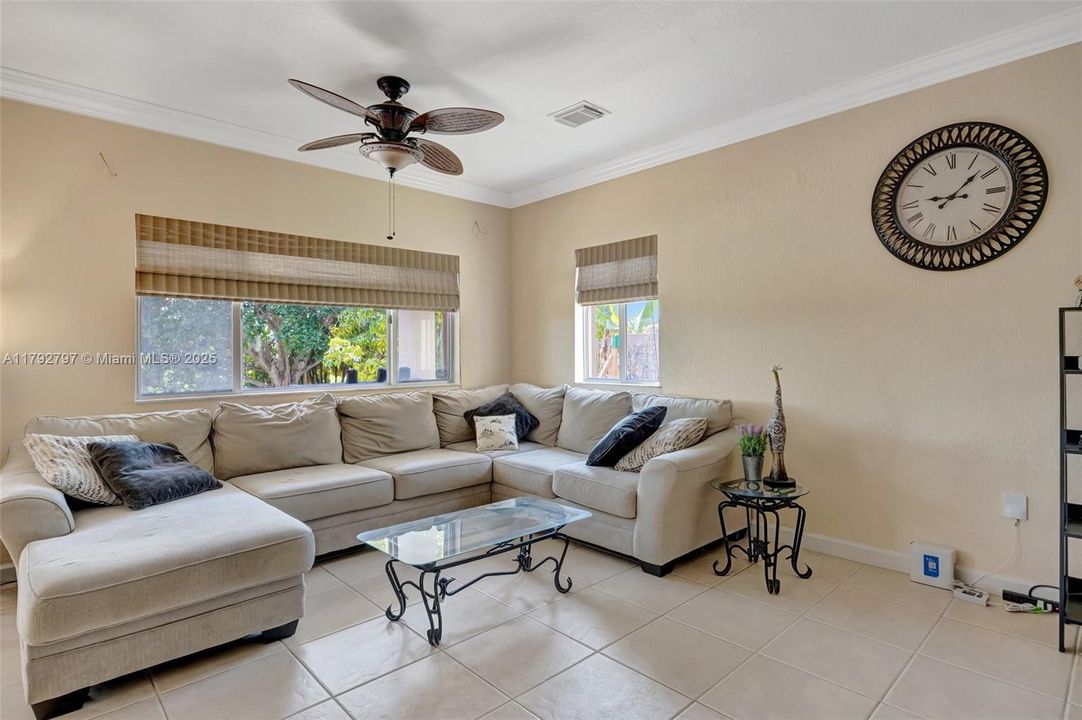 Vendido Recientemente: $635,000 (4 camas, 3 baños, 2476 Pies cuadrados)