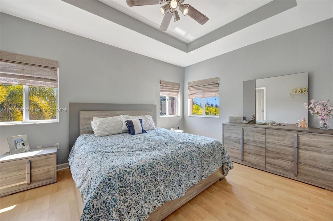 Vendido Recientemente: $635,000 (4 camas, 3 baños, 2476 Pies cuadrados)