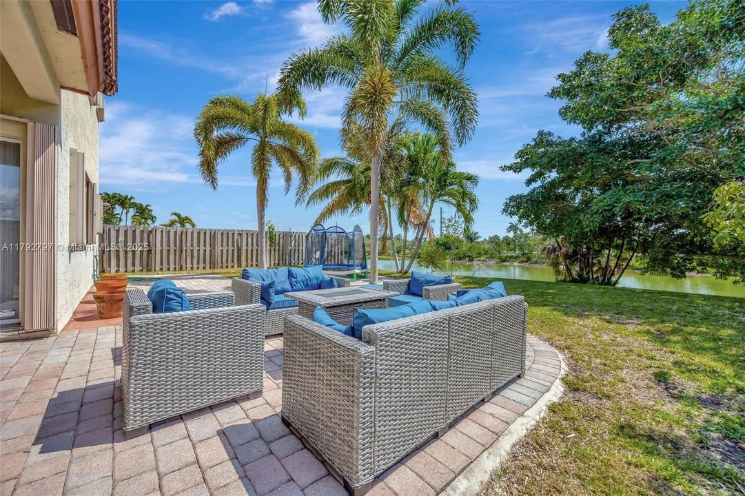 Vendido Recientemente: $635,000 (4 camas, 3 baños, 2476 Pies cuadrados)