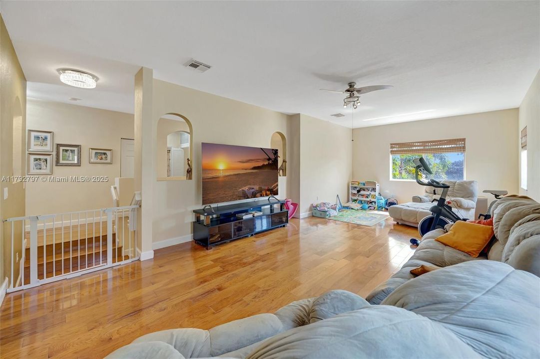 Vendido Recientemente: $635,000 (4 camas, 3 baños, 2476 Pies cuadrados)