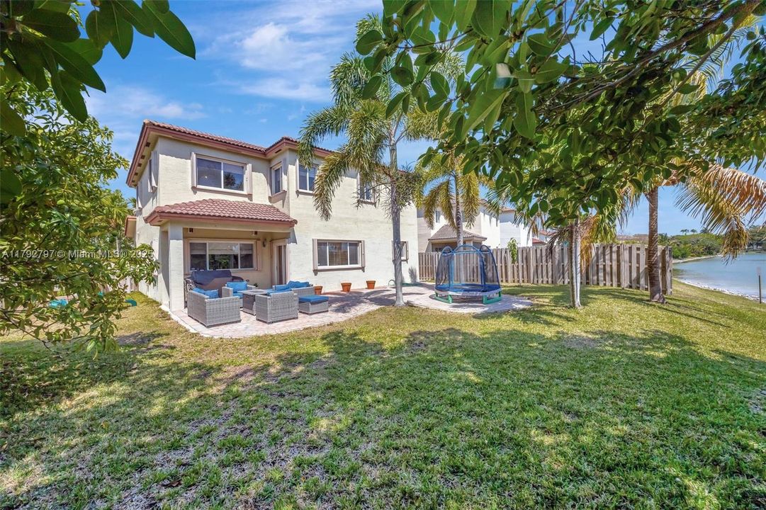 Vendido Recientemente: $635,000 (4 camas, 3 baños, 2476 Pies cuadrados)