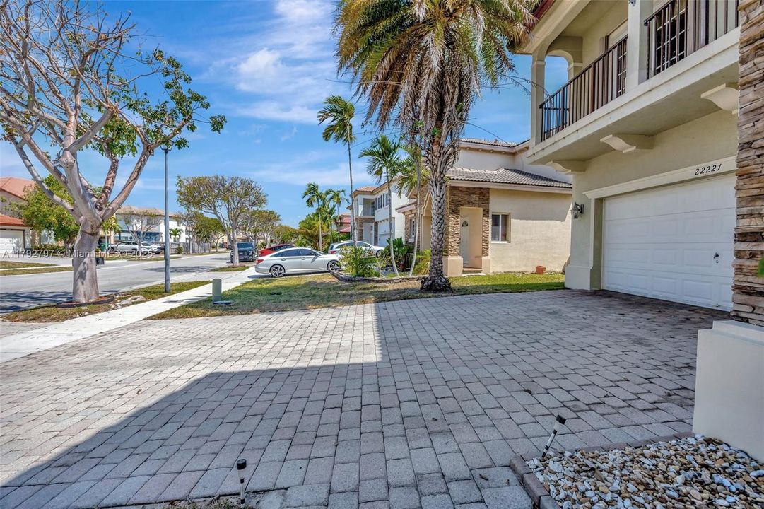 Vendido Recientemente: $635,000 (4 camas, 3 baños, 2476 Pies cuadrados)