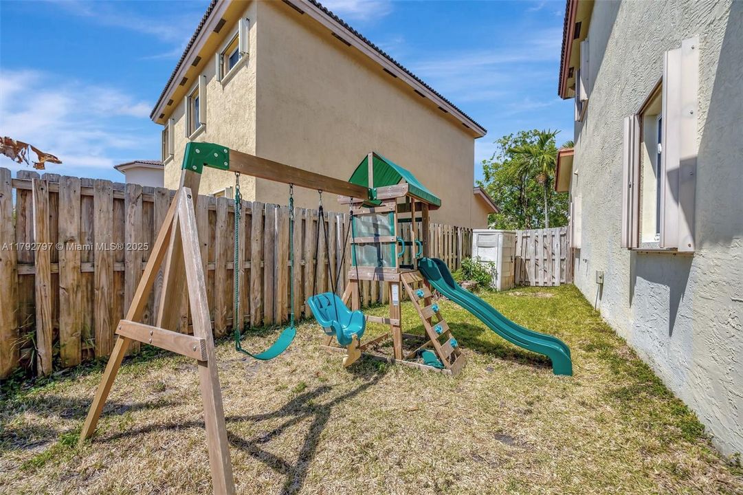 Vendido Recientemente: $635,000 (4 camas, 3 baños, 2476 Pies cuadrados)
