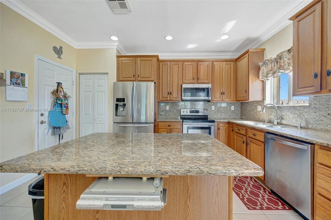 Vendido Recientemente: $635,000 (4 camas, 3 baños, 2476 Pies cuadrados)