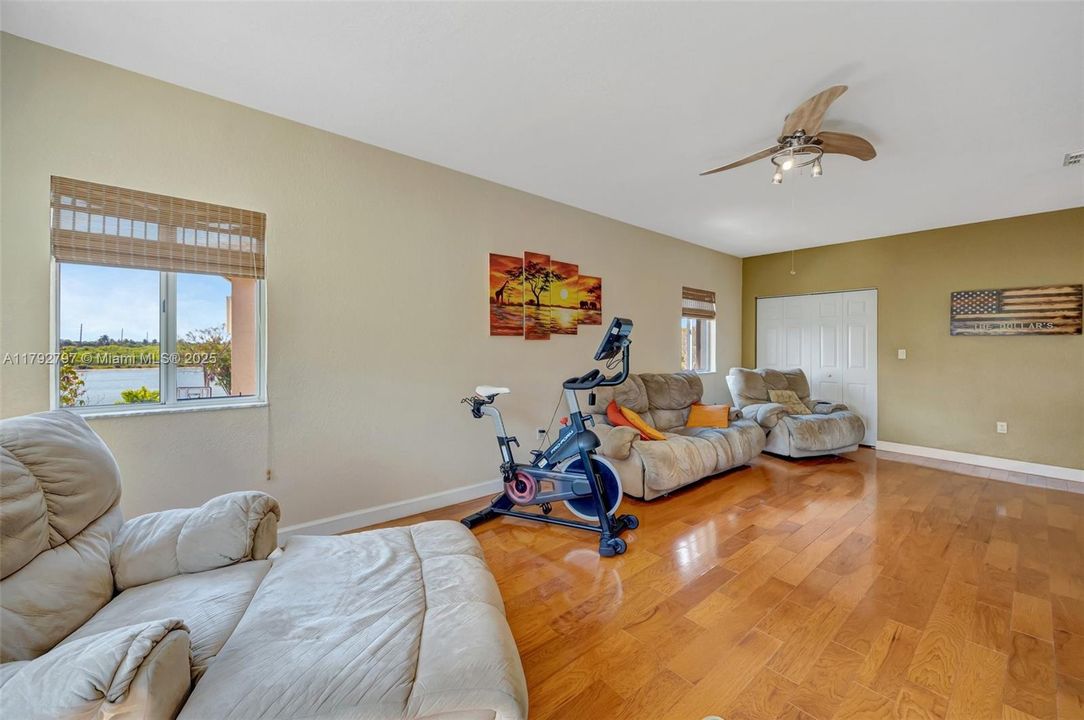 Vendido Recientemente: $635,000 (4 camas, 3 baños, 2476 Pies cuadrados)