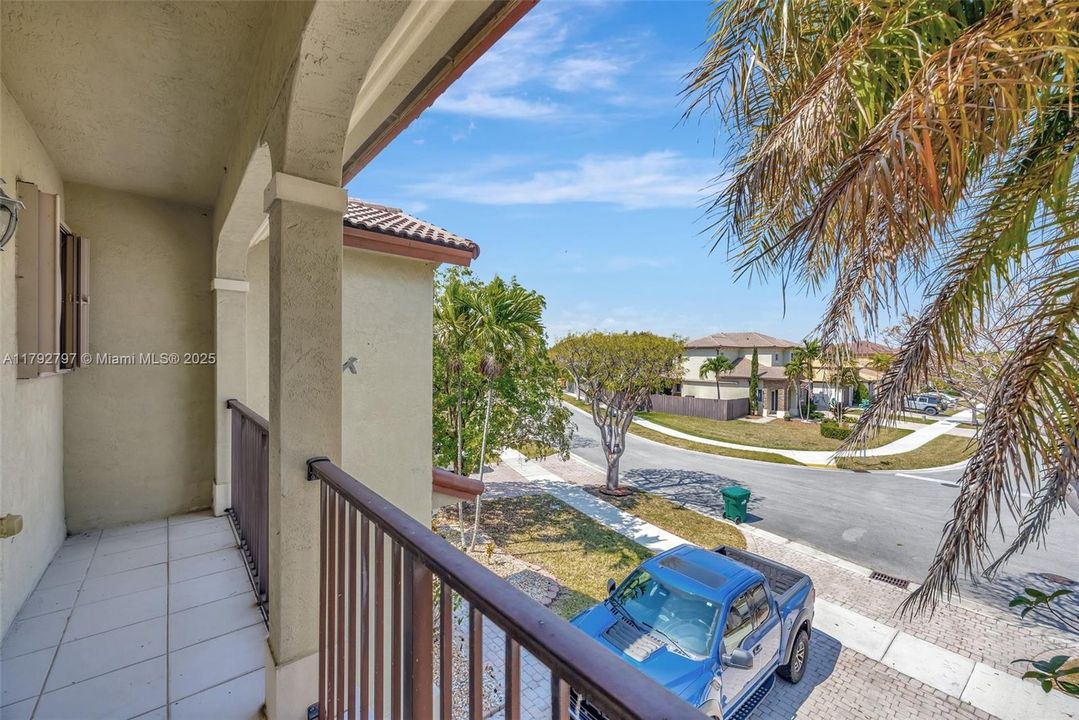 Vendido Recientemente: $635,000 (4 camas, 3 baños, 2476 Pies cuadrados)