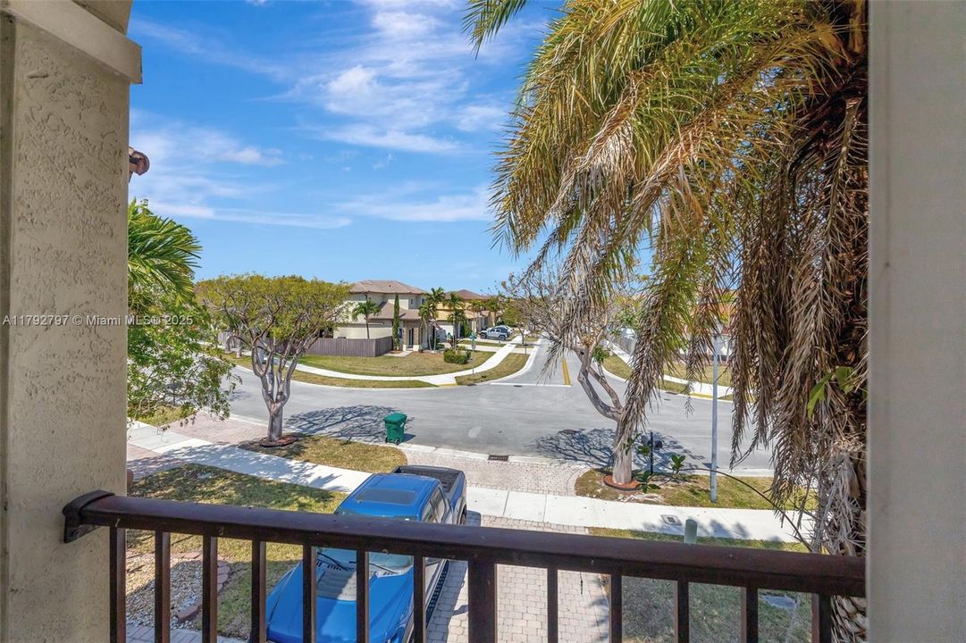 Vendido Recientemente: $635,000 (4 camas, 3 baños, 2476 Pies cuadrados)