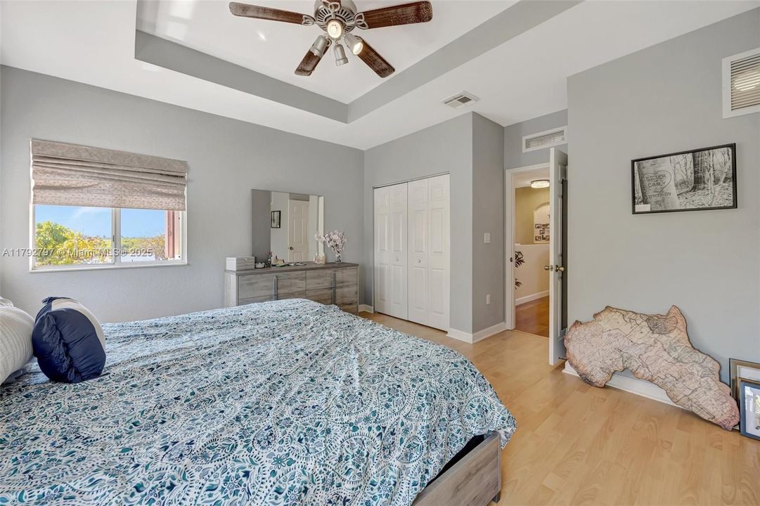 Vendido Recientemente: $635,000 (4 camas, 3 baños, 2476 Pies cuadrados)