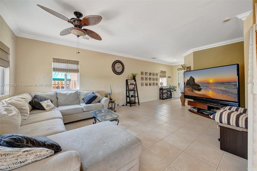 Vendido Recientemente: $635,000 (4 camas, 3 baños, 2476 Pies cuadrados)