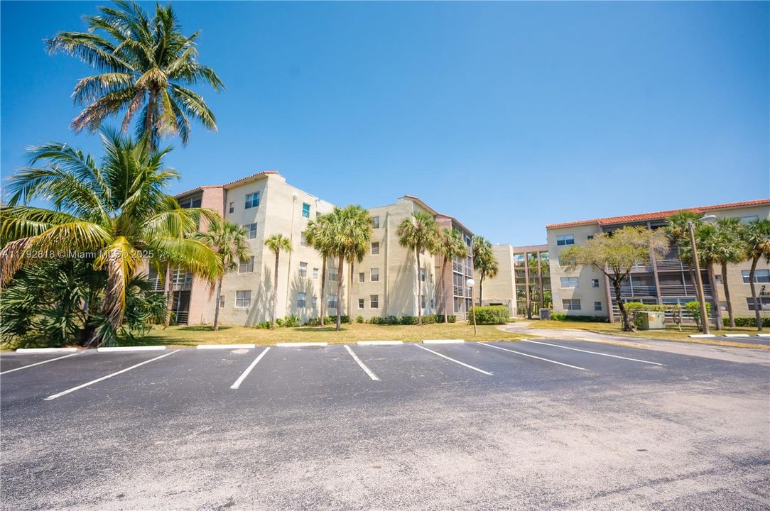 Active With Contract: $128,500 (1 beds, 1 baths, 830 Square Feet)