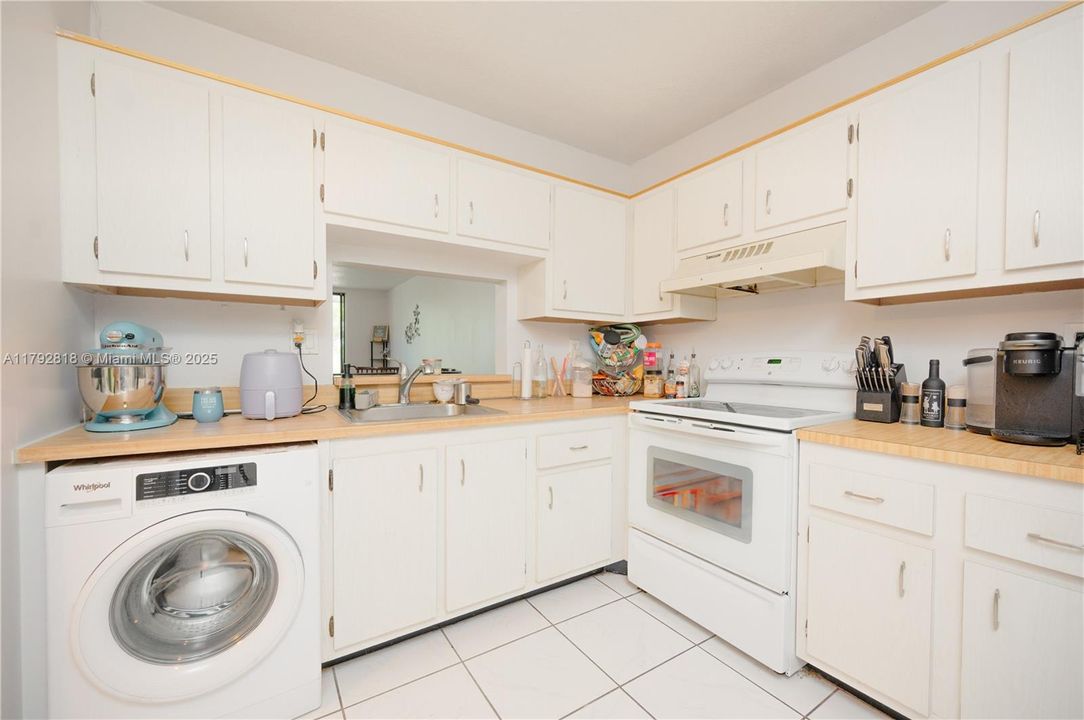 Active With Contract: $128,500 (1 beds, 1 baths, 830 Square Feet)