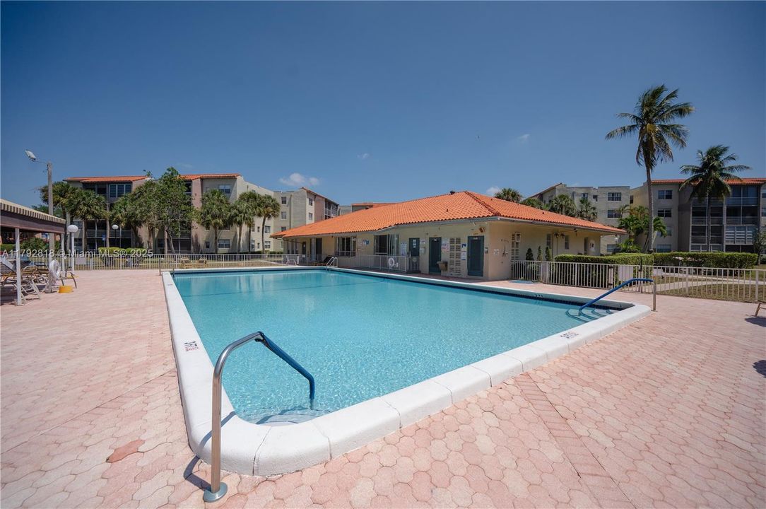 Active With Contract: $128,500 (1 beds, 1 baths, 830 Square Feet)