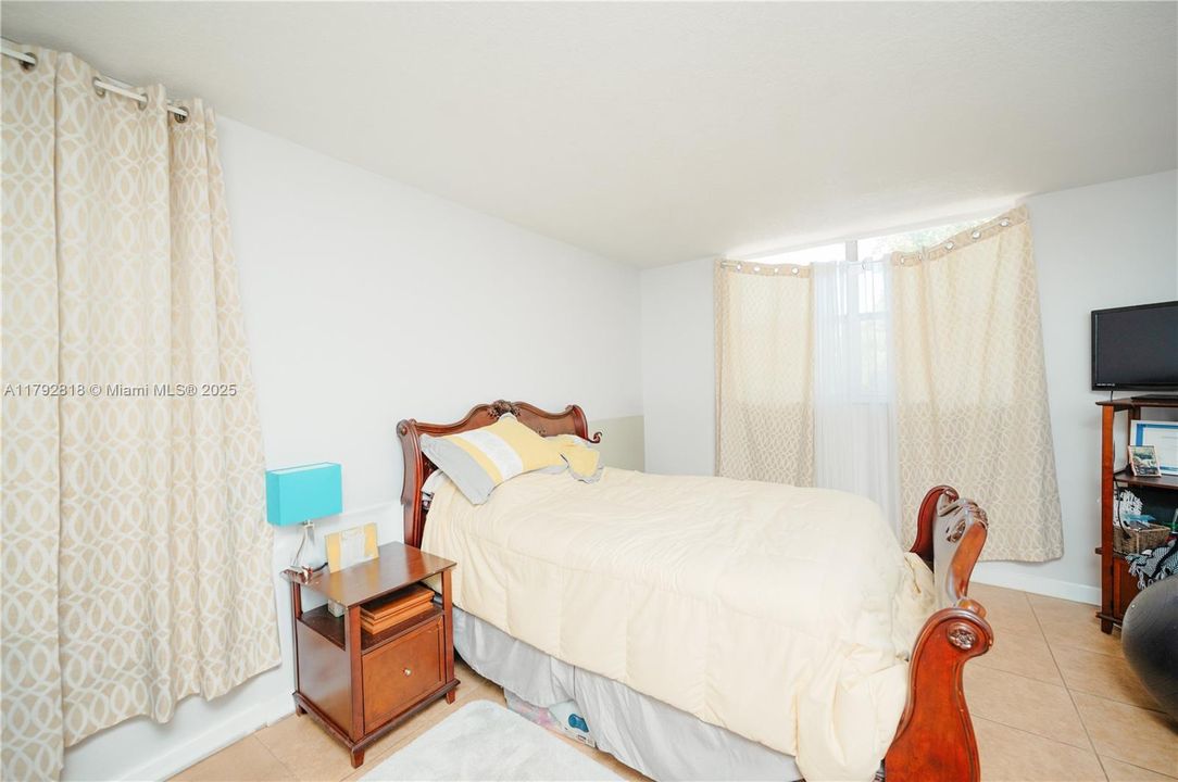 Active With Contract: $128,500 (1 beds, 1 baths, 830 Square Feet)