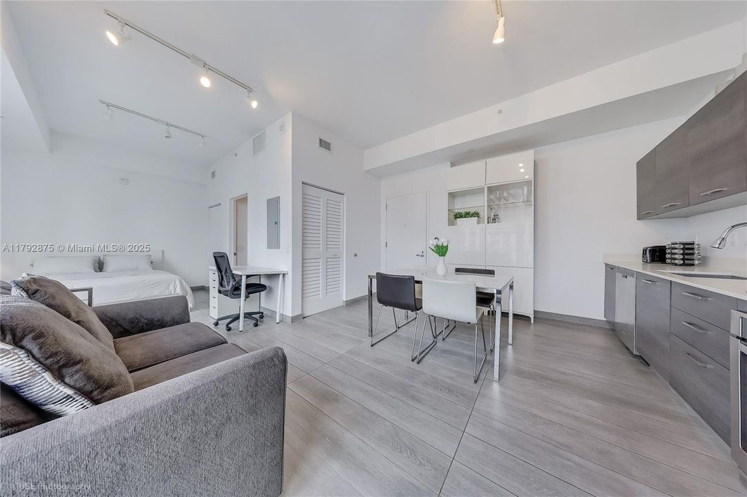 Recently Sold: $330,000 (1 beds, 1 baths, 430 Square Feet)