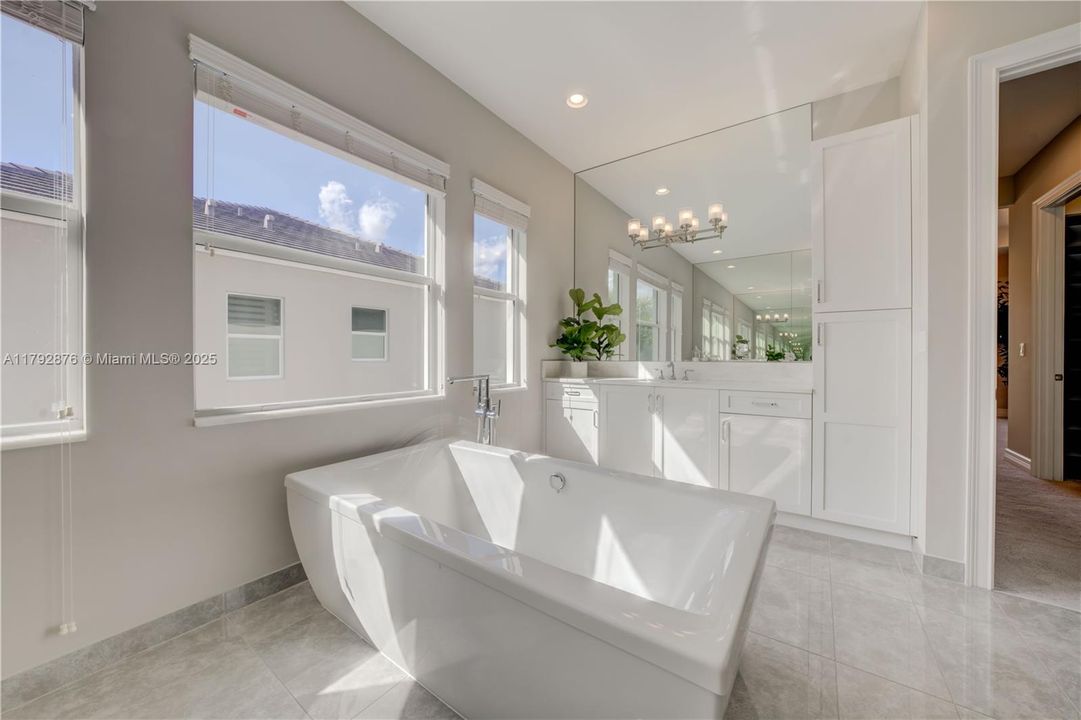 最近租的: $15,495 (5 贝兹, 5 浴室, 4346 平方英尺)