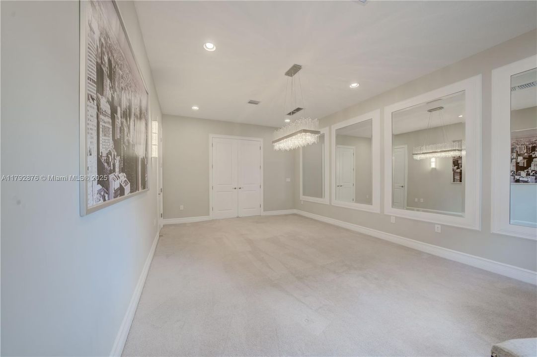 最近租的: $15,495 (5 贝兹, 5 浴室, 4346 平方英尺)