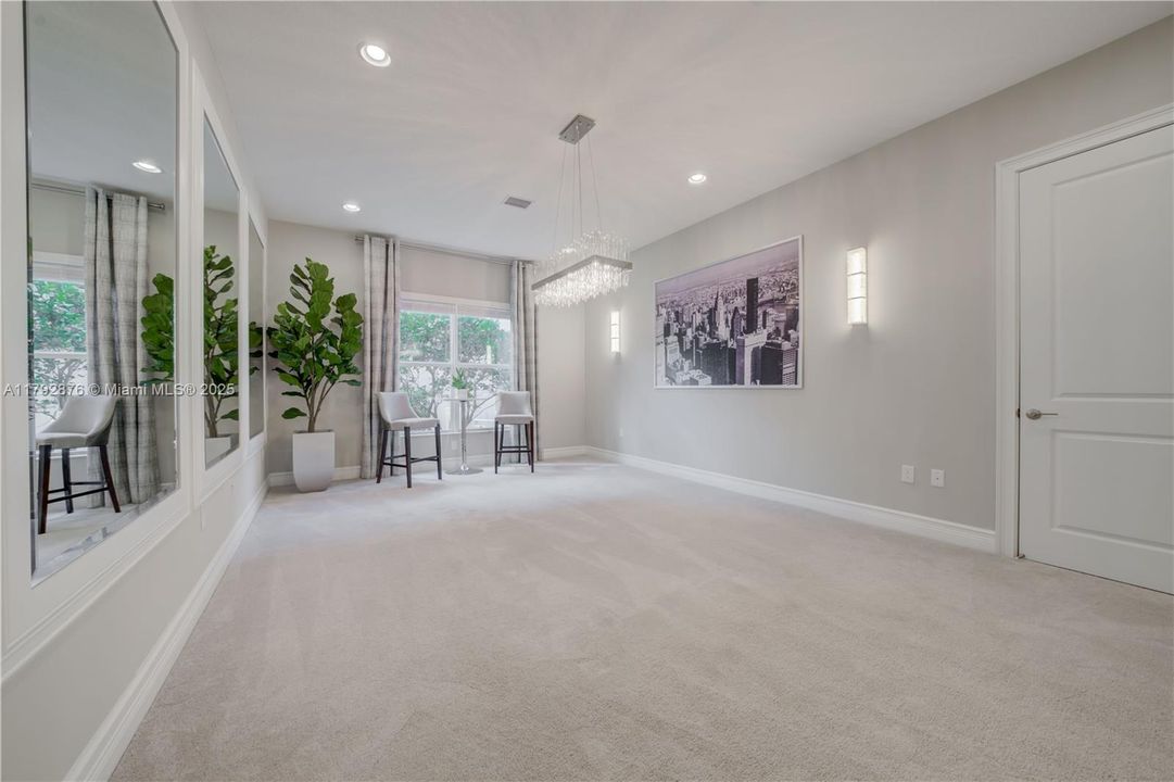 最近租的: $15,495 (5 贝兹, 5 浴室, 4346 平方英尺)