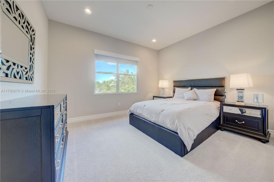 最近租的: $15,495 (5 贝兹, 5 浴室, 4346 平方英尺)