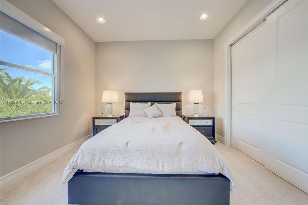 最近租的: $15,495 (5 贝兹, 5 浴室, 4346 平方英尺)