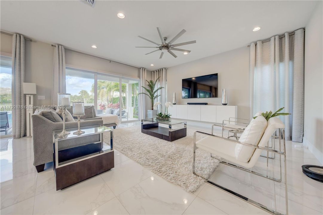 最近租的: $15,495 (5 贝兹, 5 浴室, 4346 平方英尺)