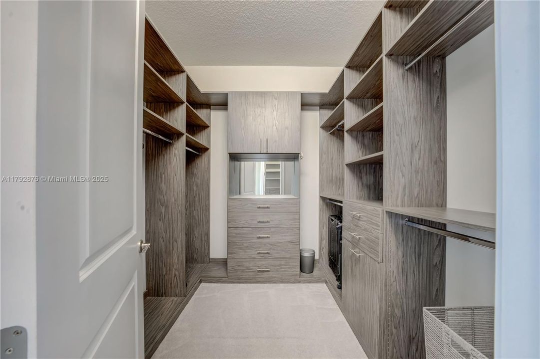 最近租的: $15,495 (5 贝兹, 5 浴室, 4346 平方英尺)