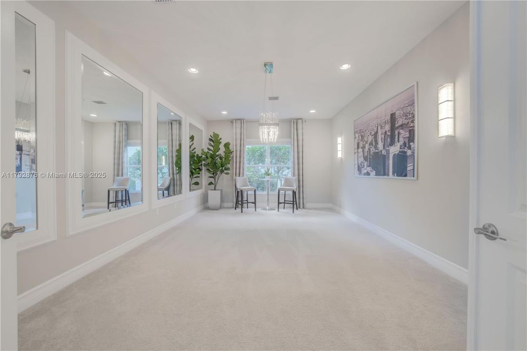 最近租的: $15,495 (5 贝兹, 5 浴室, 4346 平方英尺)