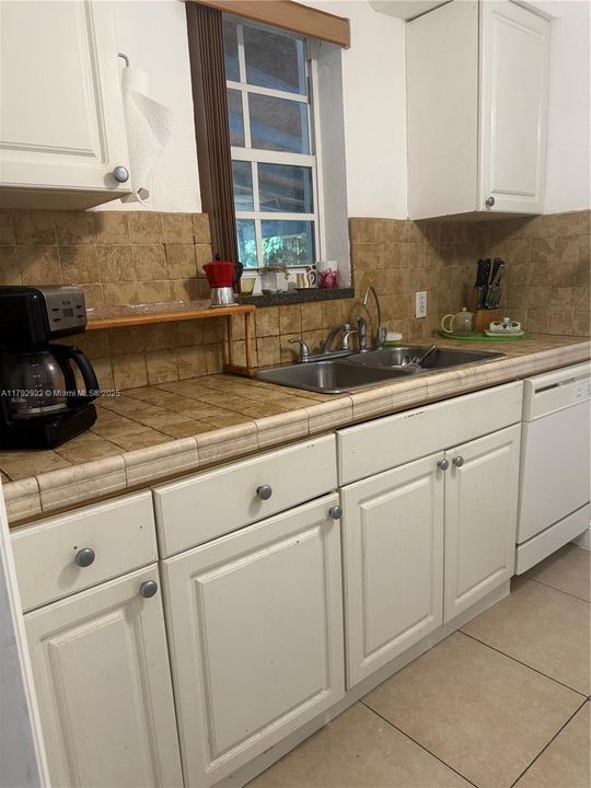 最近售出: $987,500 (2 贝兹, 1 浴室, 1194 平方英尺)