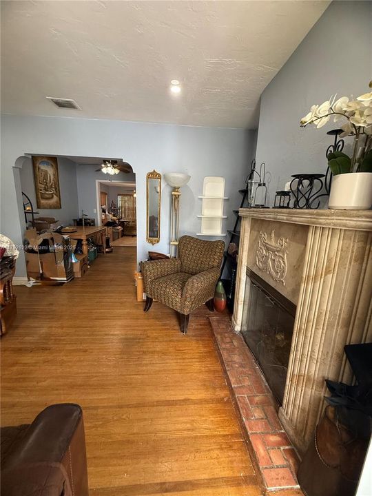 最近售出: $987,500 (2 贝兹, 1 浴室, 1194 平方英尺)