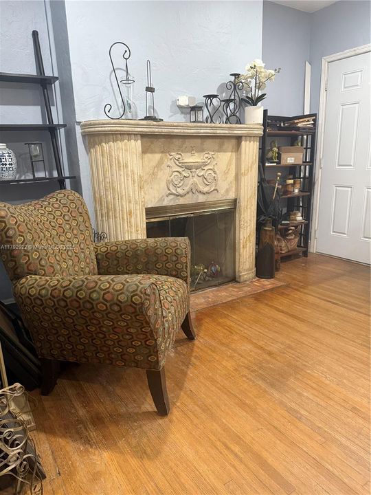 最近售出: $987,500 (2 贝兹, 1 浴室, 1194 平方英尺)