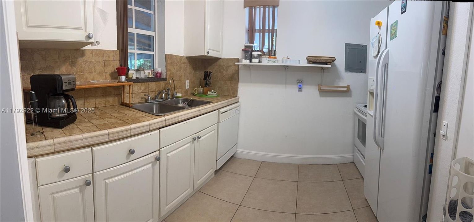 最近售出: $987,500 (2 贝兹, 1 浴室, 1194 平方英尺)