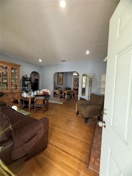 最近售出: $987,500 (2 贝兹, 1 浴室, 1194 平方英尺)