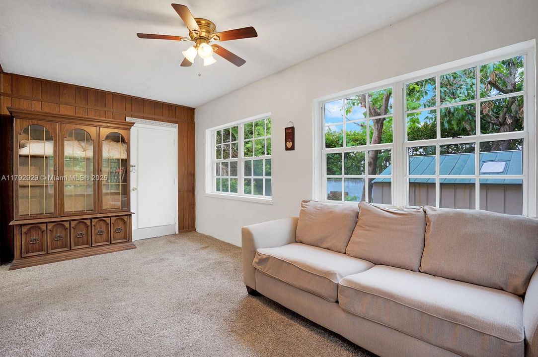 Recently Sold: $1,025,000 (3 beds, 2 baths, 1476 Square Feet)