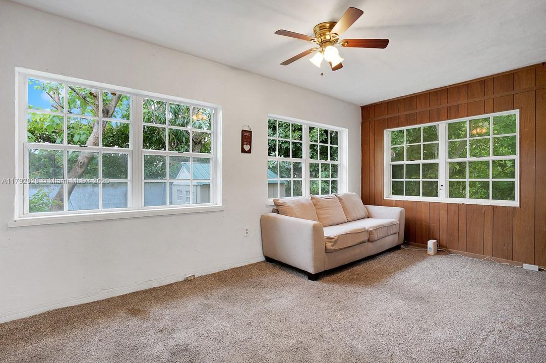 Recently Sold: $1,025,000 (3 beds, 2 baths, 1476 Square Feet)