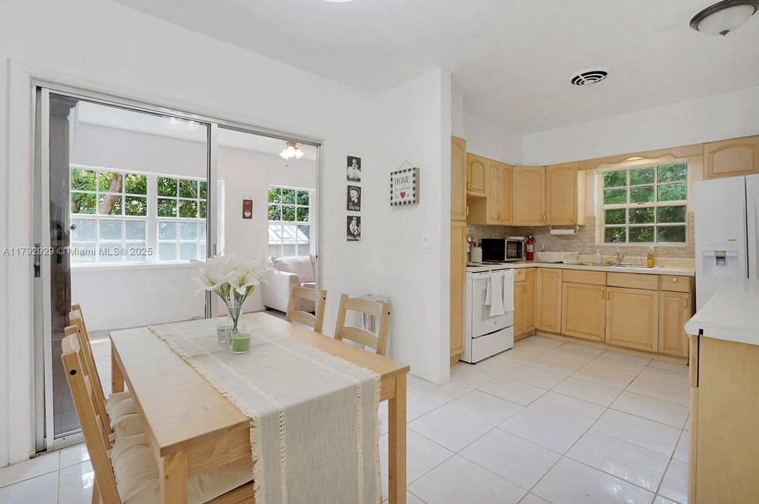 Recently Sold: $1,025,000 (3 beds, 2 baths, 1476 Square Feet)