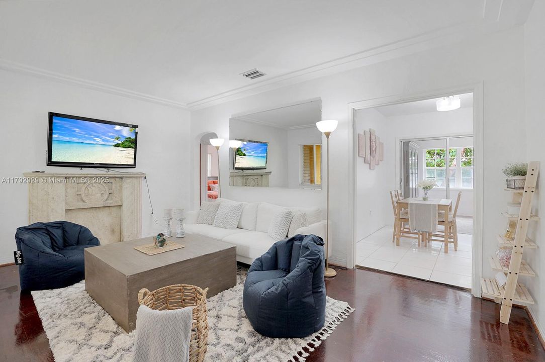 Recently Sold: $1,025,000 (3 beds, 2 baths, 1476 Square Feet)