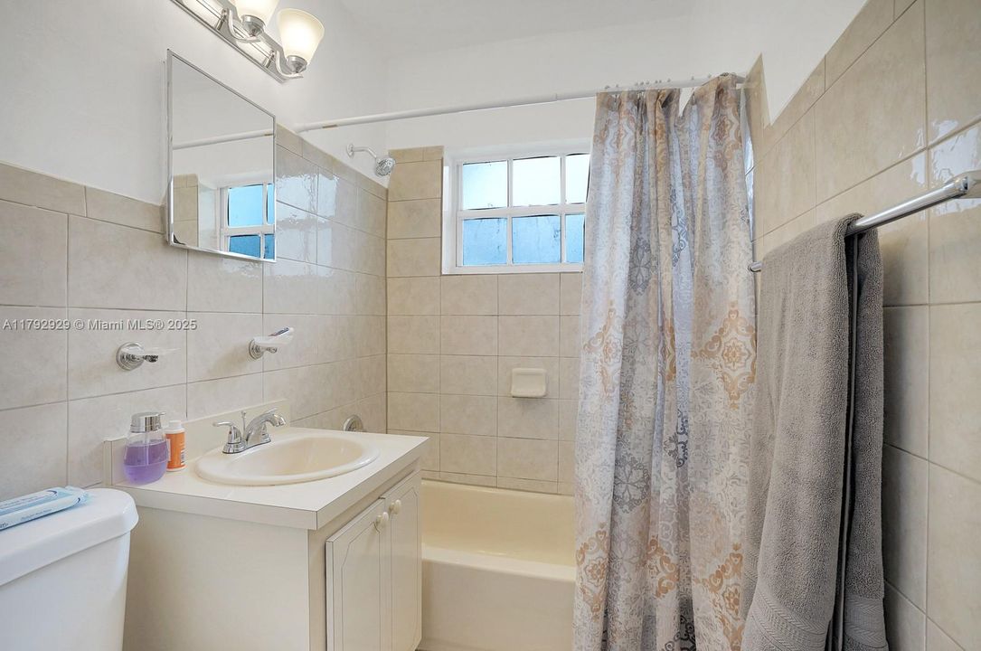 Recently Sold: $1,025,000 (3 beds, 2 baths, 1476 Square Feet)