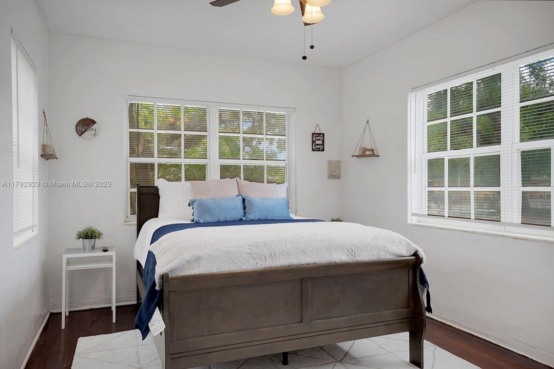 Recently Sold: $1,025,000 (3 beds, 2 baths, 1476 Square Feet)