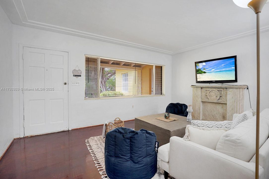 Recently Sold: $1,025,000 (3 beds, 2 baths, 1476 Square Feet)