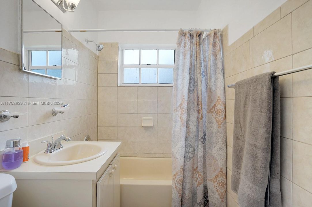 Recently Sold: $1,025,000 (3 beds, 2 baths, 1476 Square Feet)