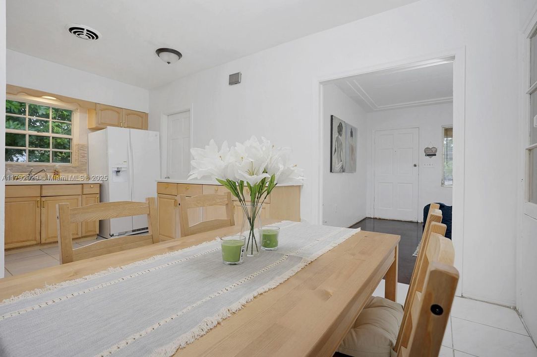 Recently Sold: $1,025,000 (3 beds, 2 baths, 1476 Square Feet)