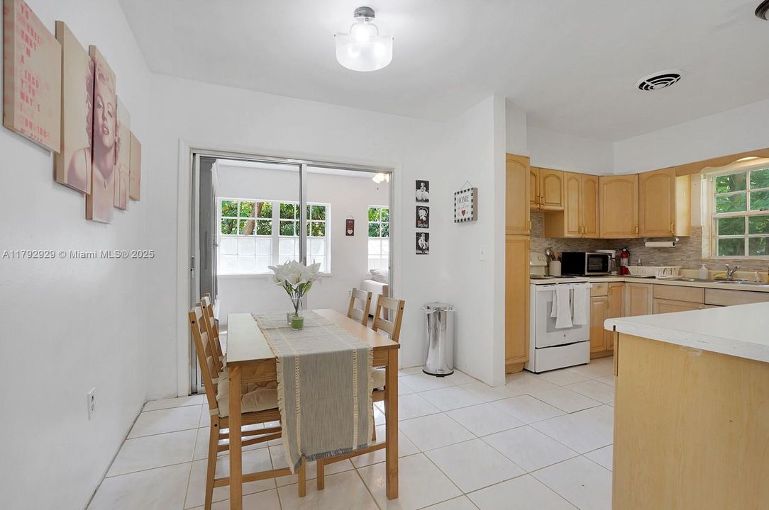 Recently Sold: $1,025,000 (3 beds, 2 baths, 1476 Square Feet)