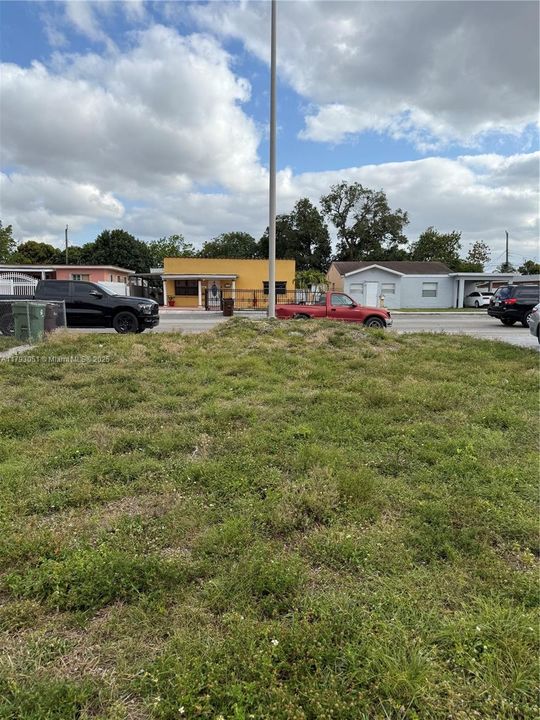 На продажу: $437,000 (0.10 acres)