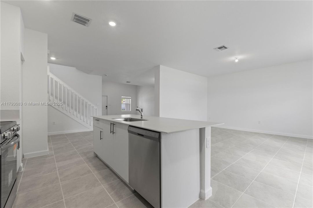 Active With Contract: $4,500 (5 beds, 3 baths, 3200 Square Feet)