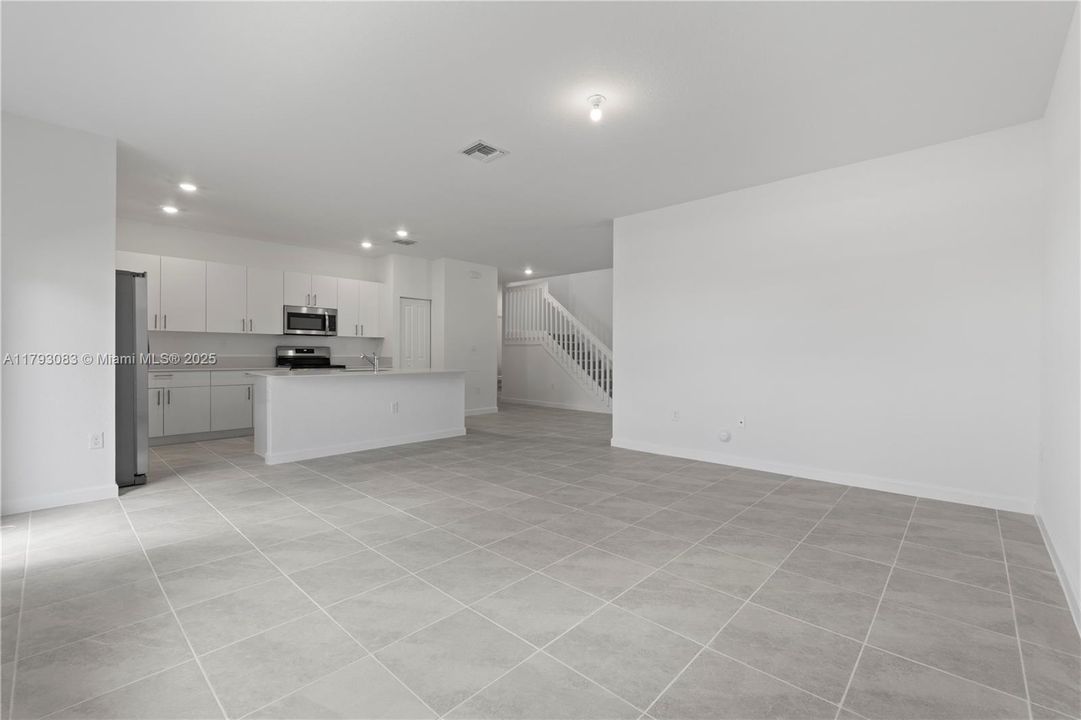 Active With Contract: $4,500 (5 beds, 3 baths, 3200 Square Feet)