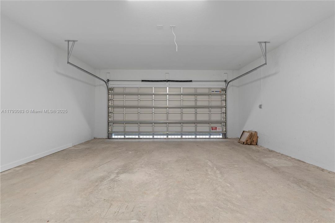 Active With Contract: $4,500 (5 beds, 3 baths, 3200 Square Feet)