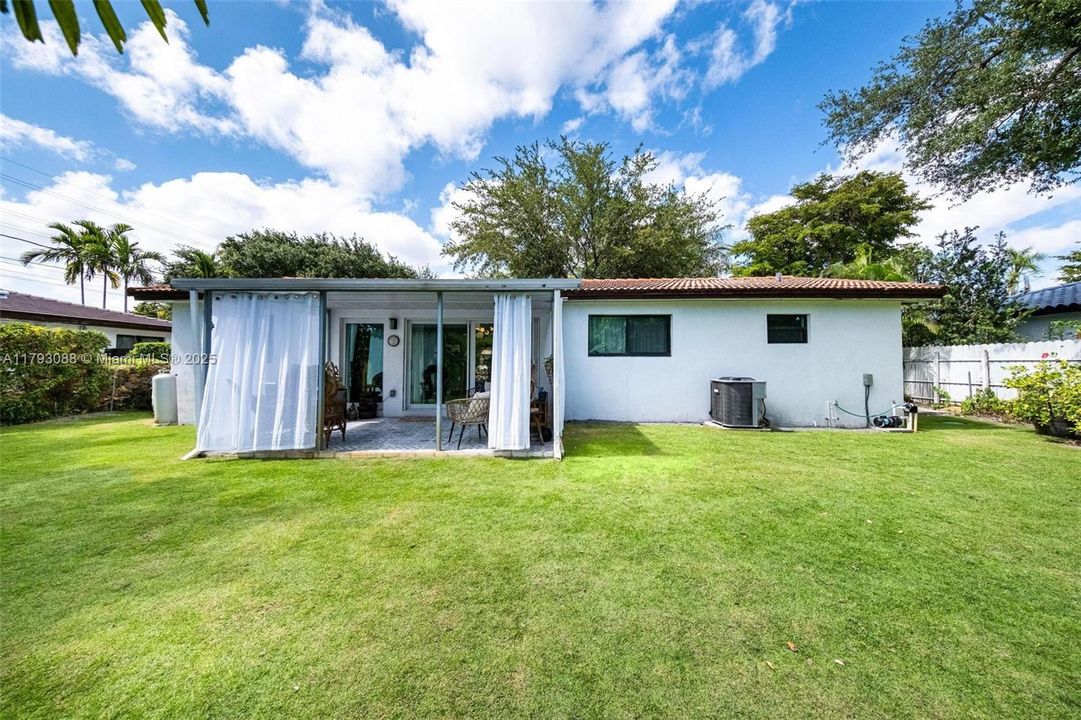 待售: $850,000 (3 贝兹, 2 浴室, 1294 平方英尺)