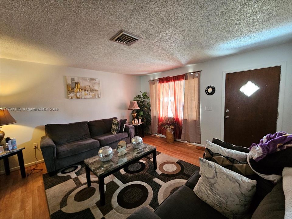 待售: $149,900 (2 贝兹, 1 浴室, 1182 平方英尺)