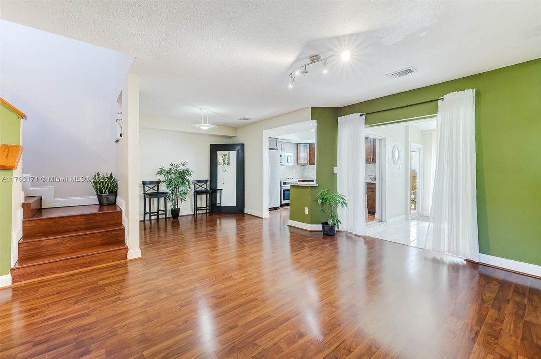 合同活跃: $390,500 (4 贝兹, 3 浴室, 1293 平方英尺)