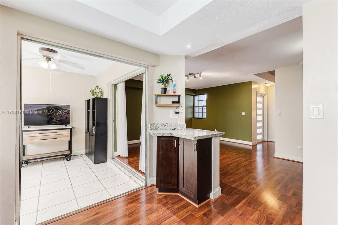 合同活跃: $390,500 (4 贝兹, 3 浴室, 1293 平方英尺)