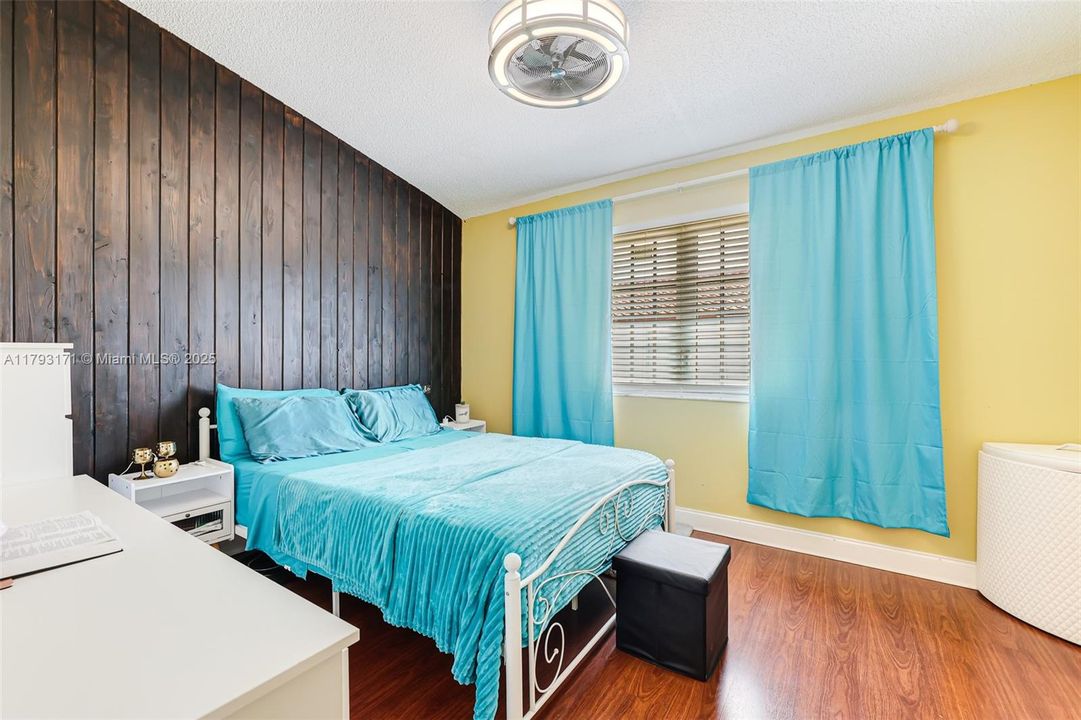 合同活跃: $390,500 (4 贝兹, 3 浴室, 1293 平方英尺)